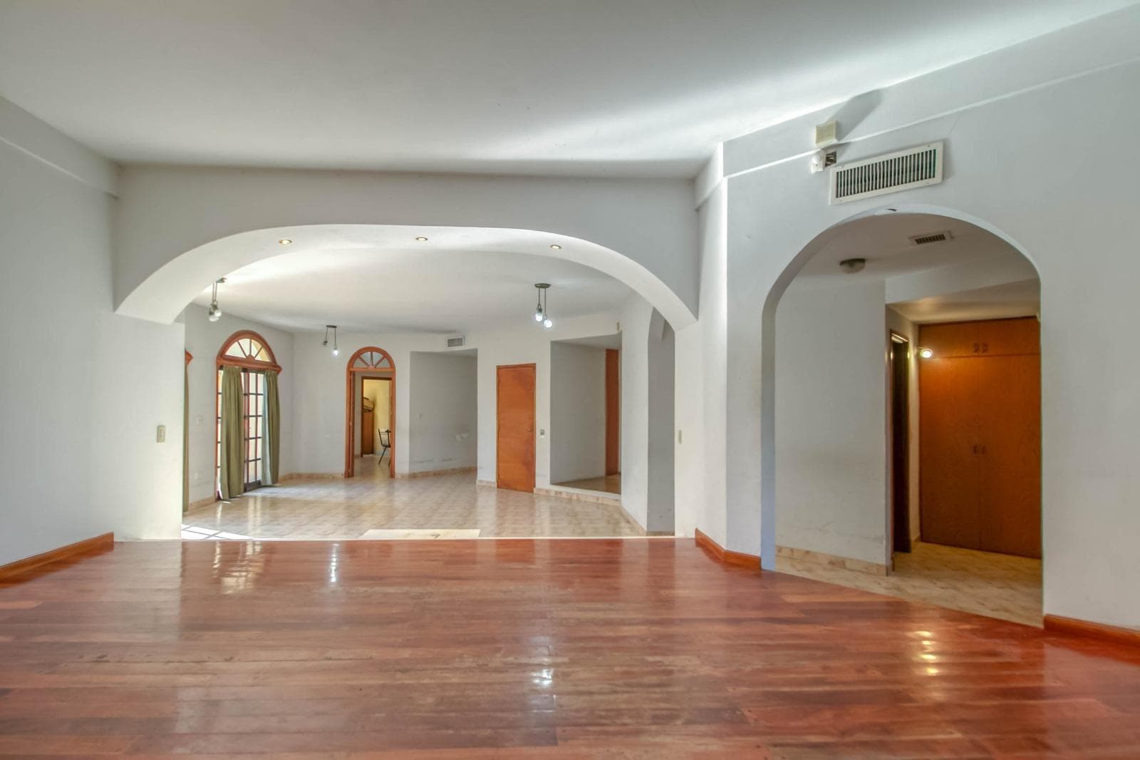 House for sale at 25 and 495 Gonnet. It has 3 bedrooms and an office, a yard, and a pool.
