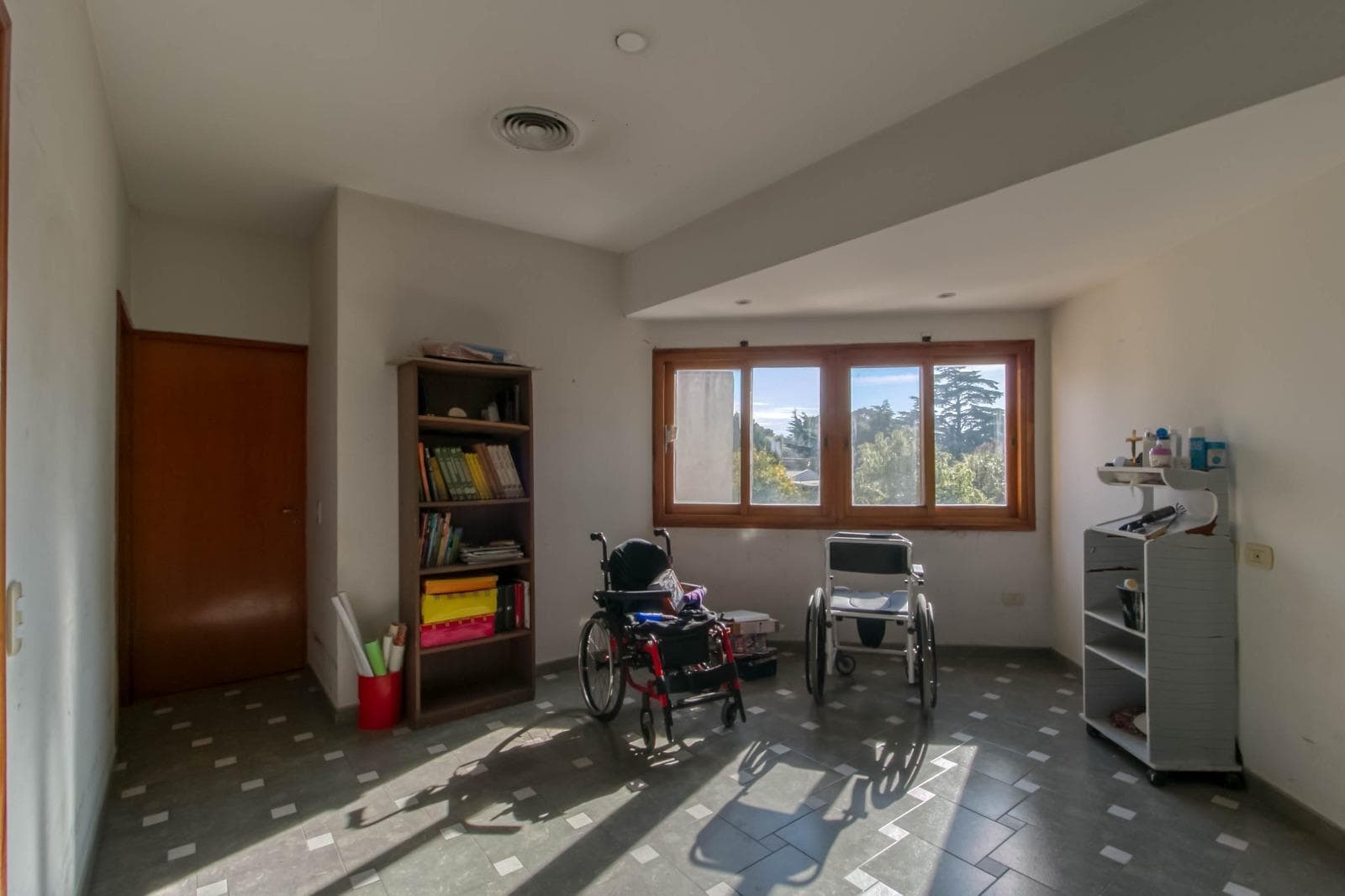 House for sale at 25 and 495 Gonnet. It has 3 bedrooms and an office, a yard, and a pool.