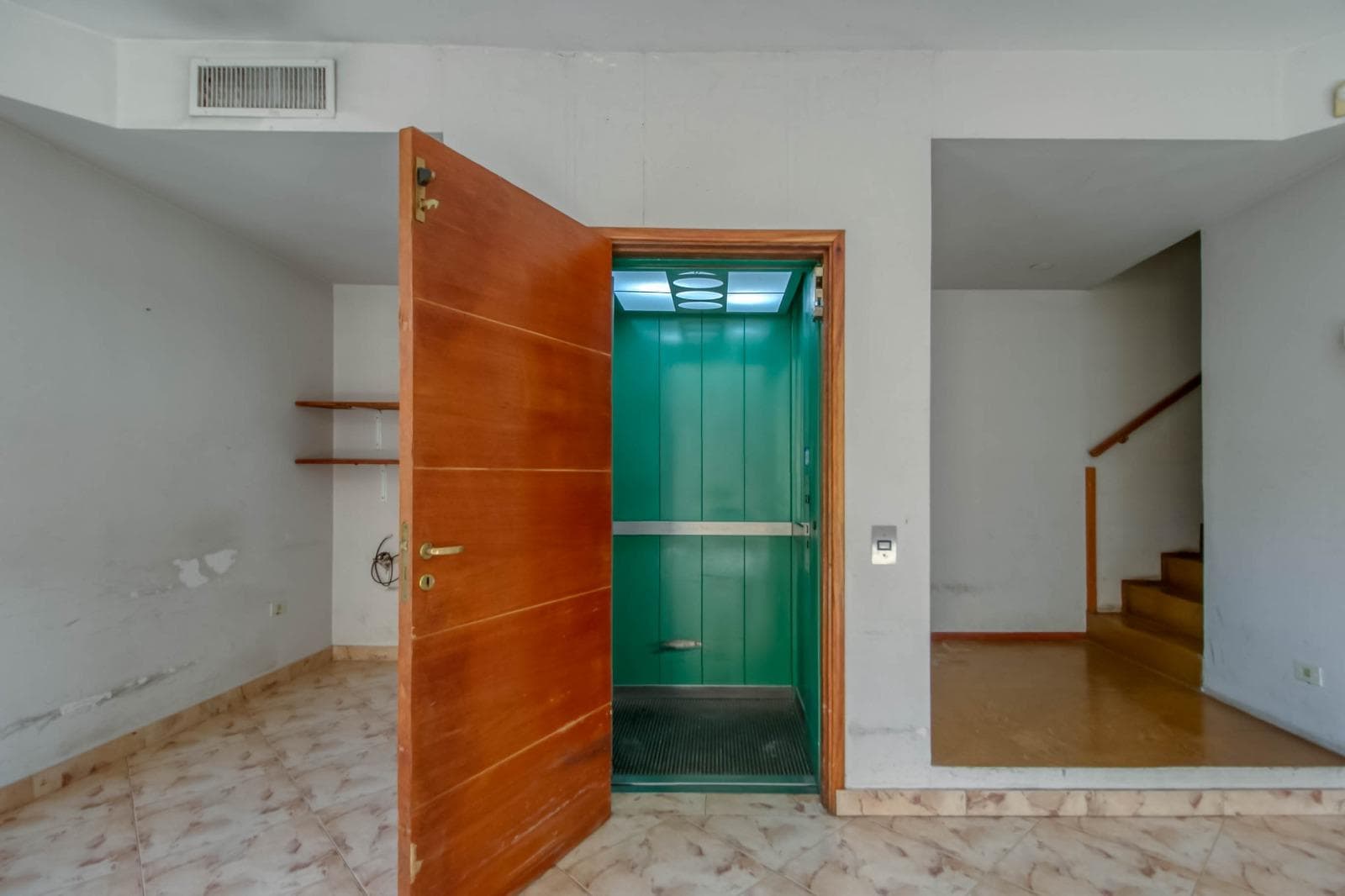 House for sale at 25 and 495 Gonnet. It has 3 bedrooms and an office, a yard, and a pool.