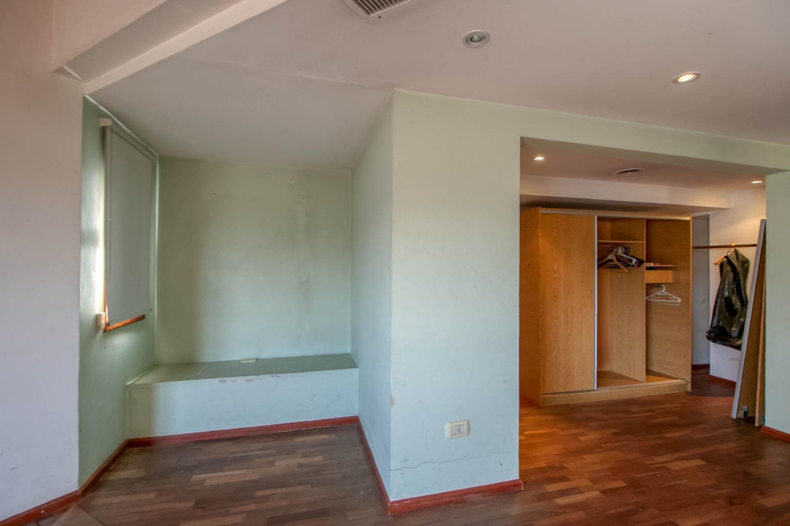House for sale at 25 and 495 Gonnet. It has 3 bedrooms and an office, a yard, and a pool.