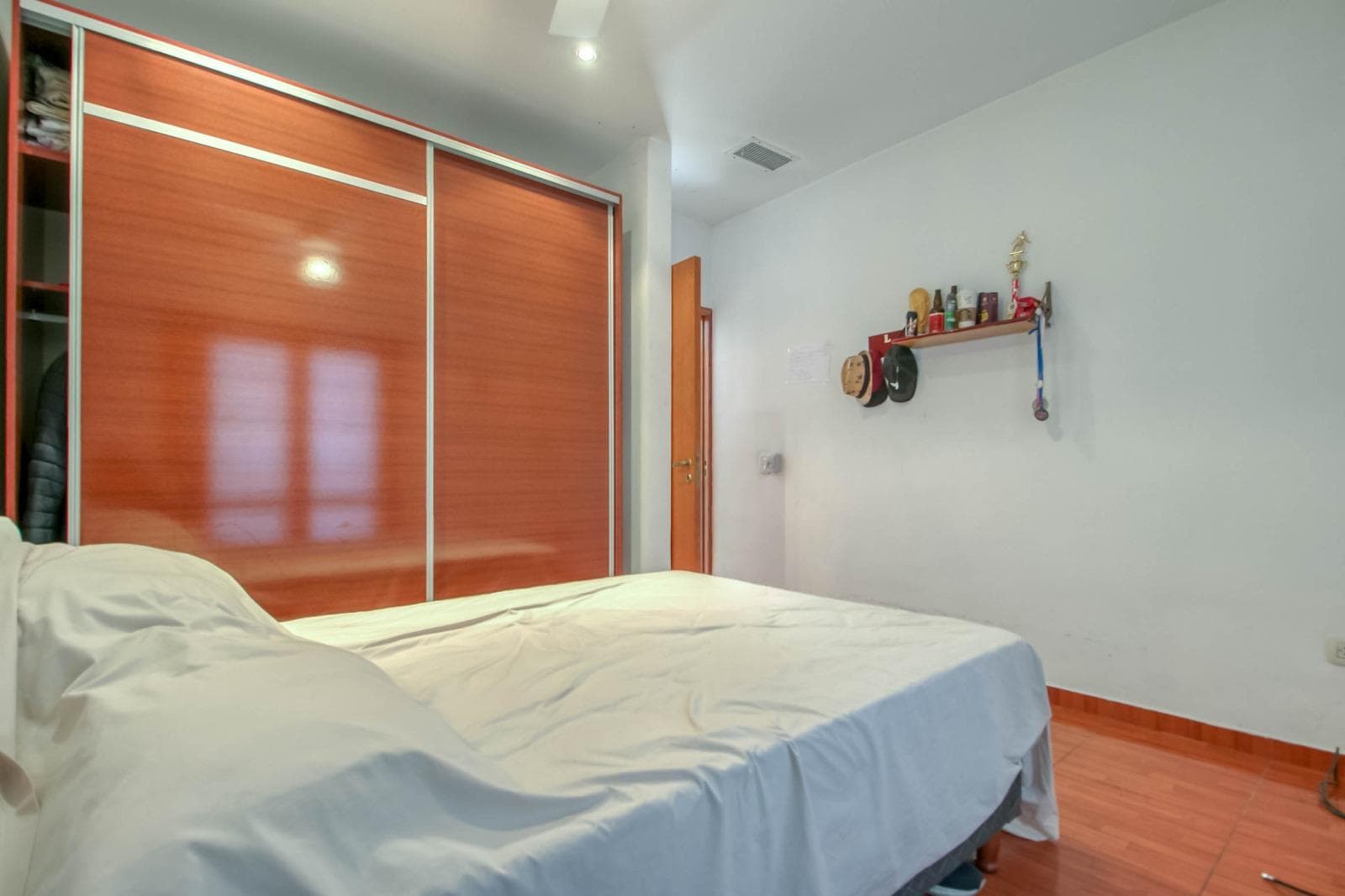 House for sale at 25 and 495 Gonnet. It has 3 bedrooms and an office, a yard, and a pool.