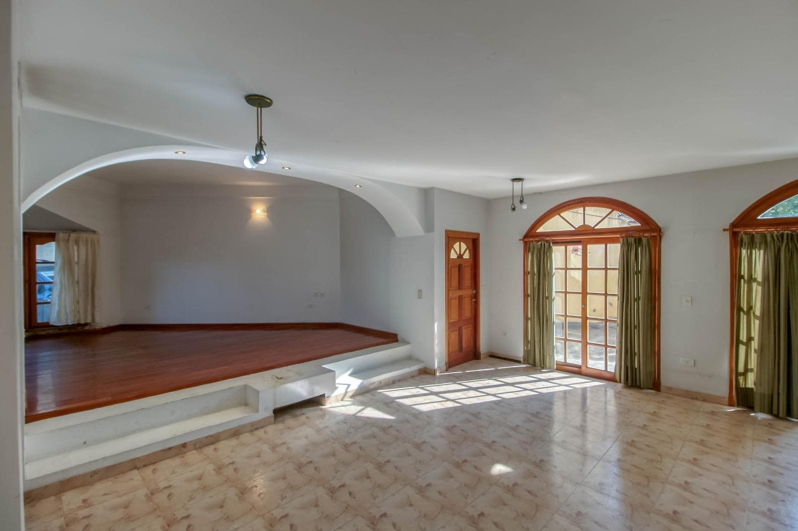 House for sale at 25 and 495 Gonnet. It has 3 bedrooms and an office, a yard, and a pool.