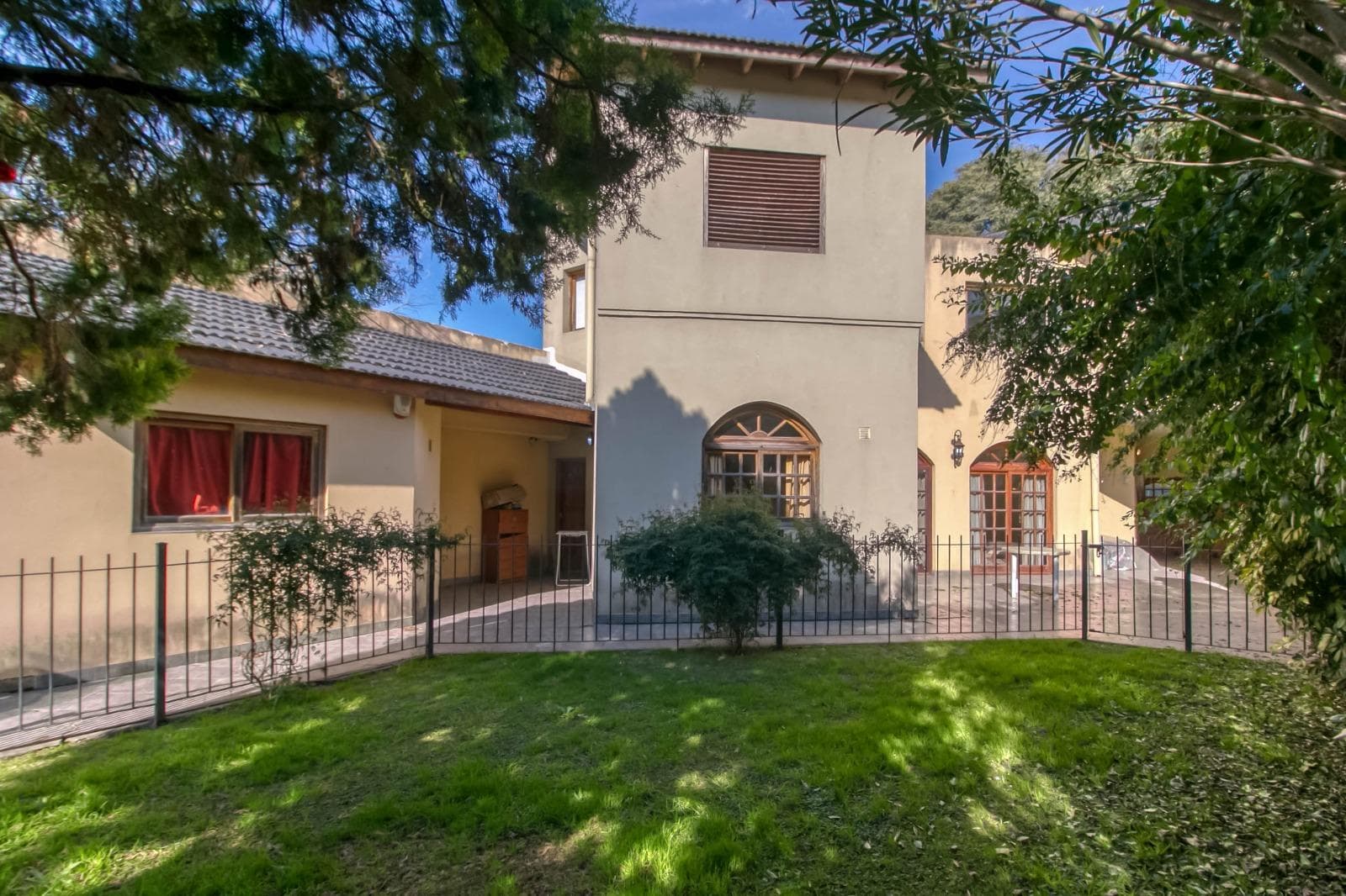 House for sale at 25 and 495 Gonnet. It has 3 bedrooms and an office, a yard, and a pool.
