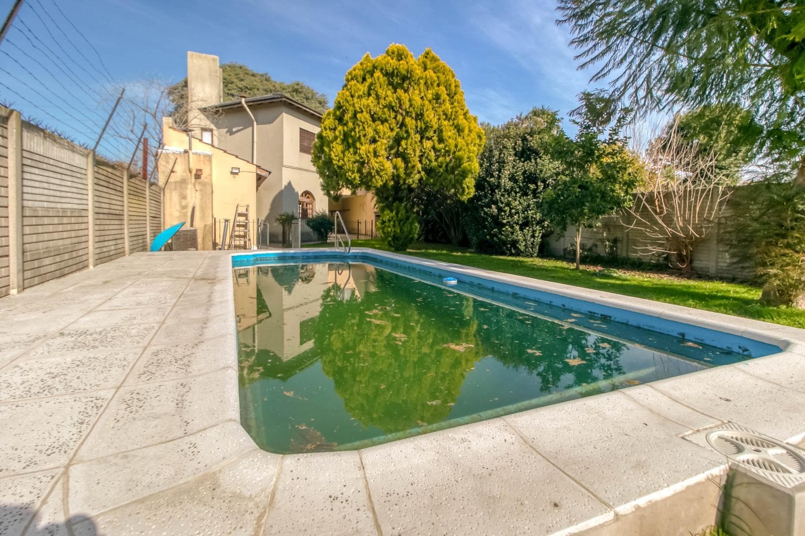 House for sale at 25 and 495 Gonnet. It has 3 bedrooms and an office, a yard, and a pool.