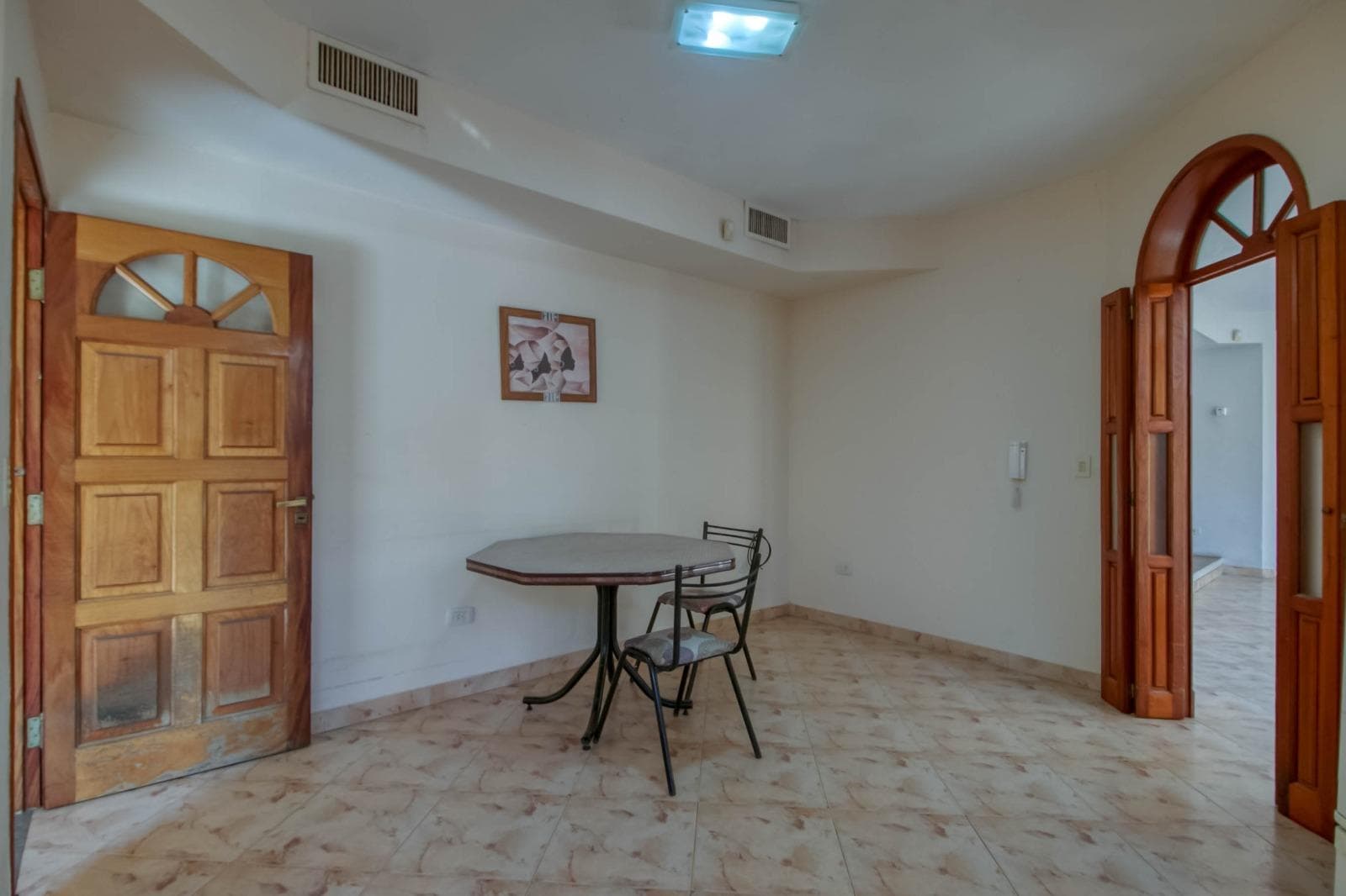House for sale at 25 and 495 Gonnet. It has 3 bedrooms and an office, a yard, and a pool.