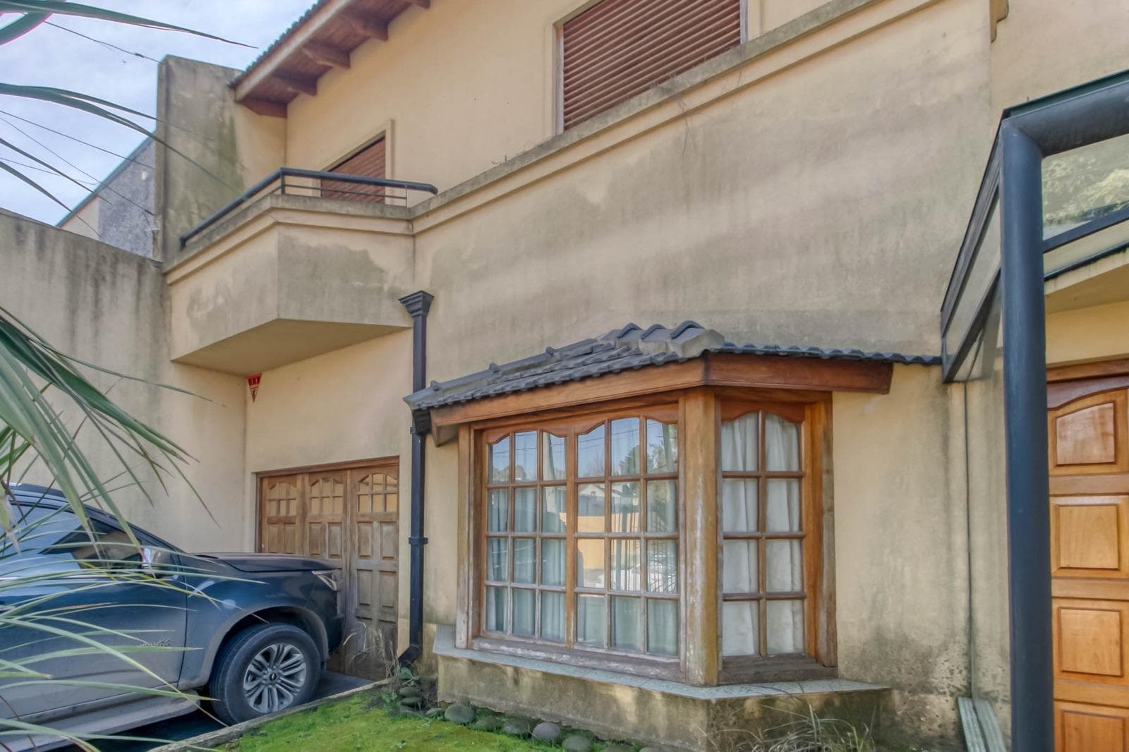 House for sale at 25 and 495 Gonnet. It has 3 bedrooms and an office, a yard, and a pool.