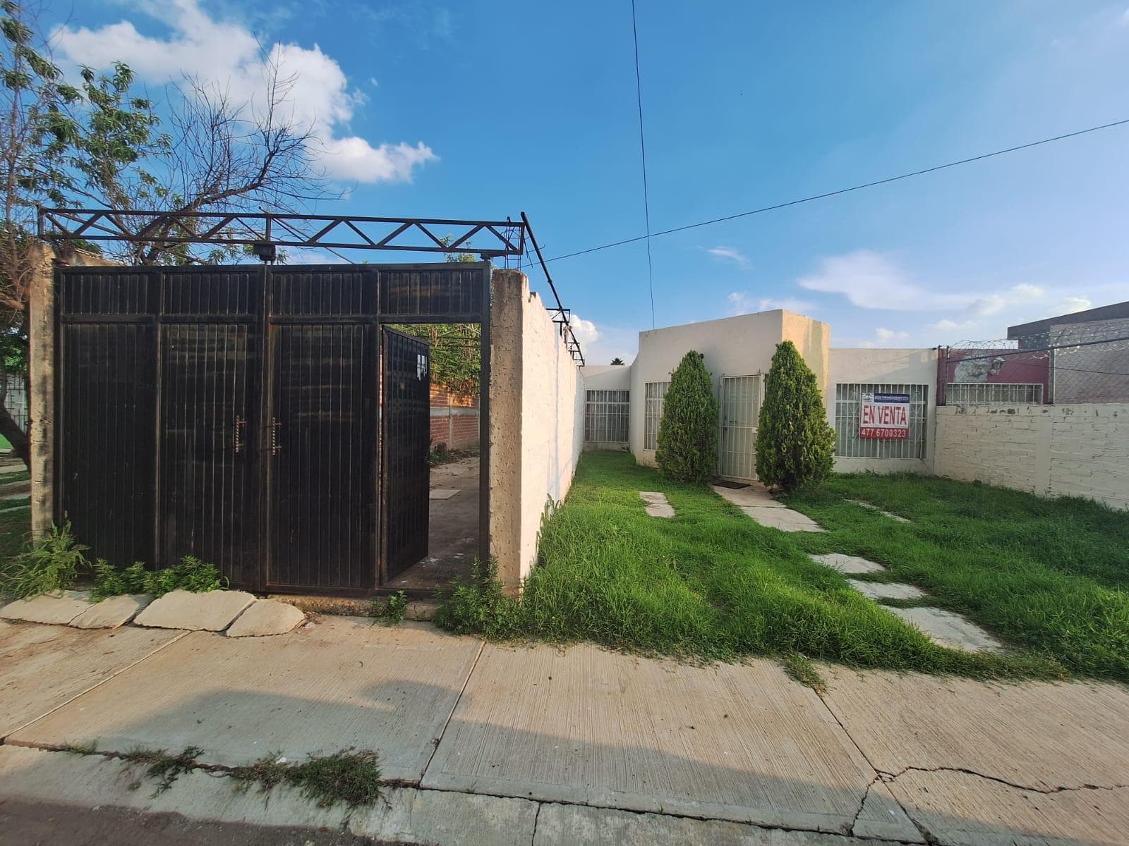 Casa con 3 Recámaras, 2 baños y terreno excedente bardeado y con portón