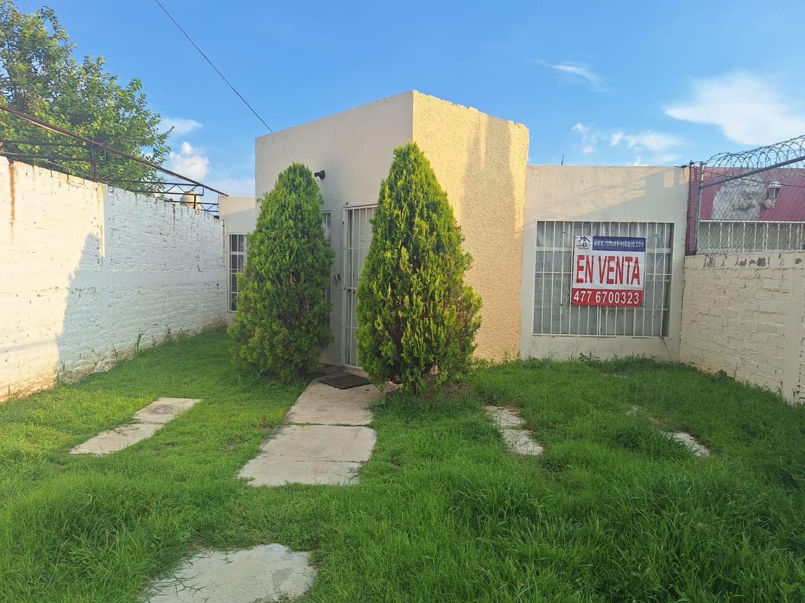 Casa con 3 Recámaras, 2 baños y terreno excedente bardeado y con portón
