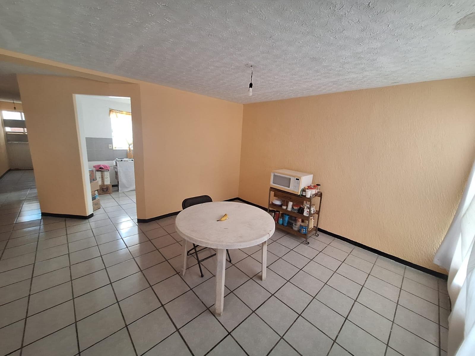 Casa con 3 Recámaras, 2 baños y terreno excedente bardeado y con portón