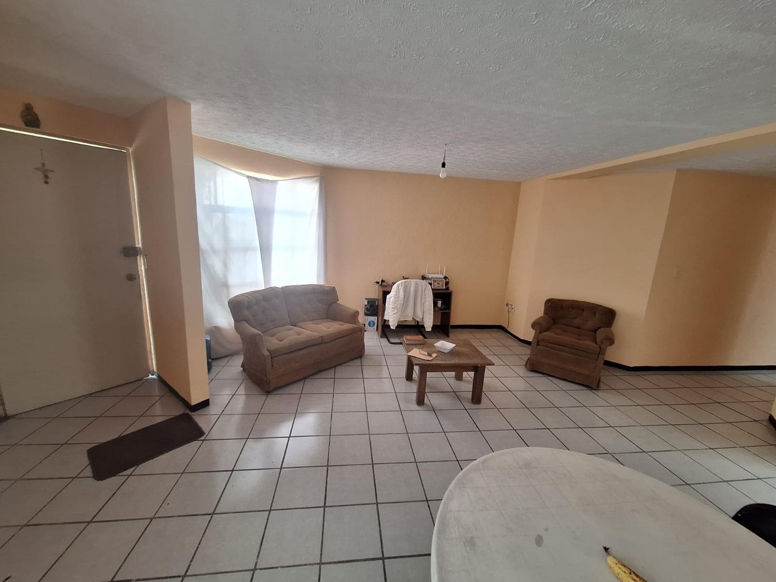 Casa con 3 Recámaras, 2 baños y terreno excedente bardeado y con portón