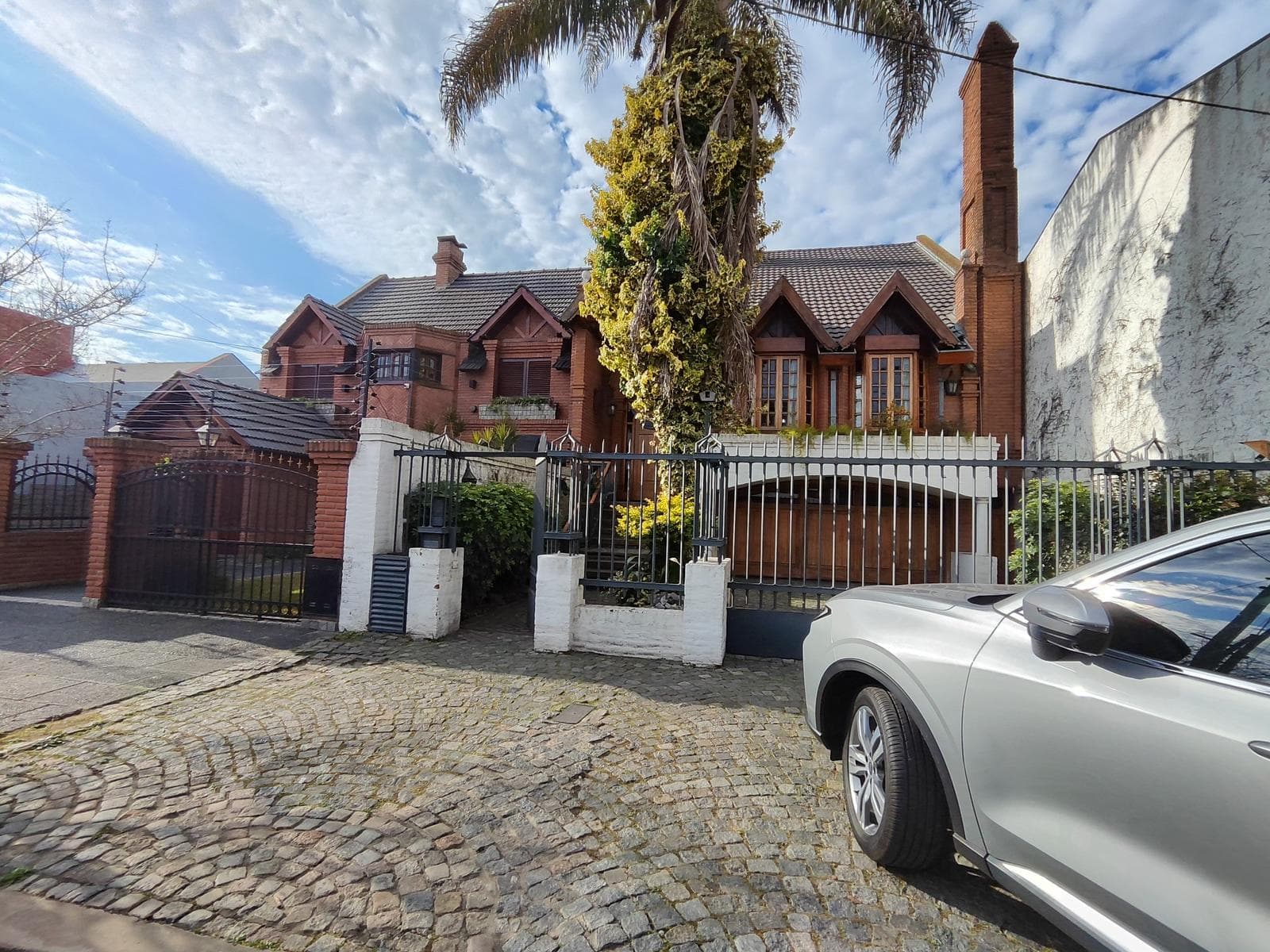 Premium House for Sale in Ramos Mejía Norte, with Garden and Pool "QUALIFIES FOR A LOAN"
