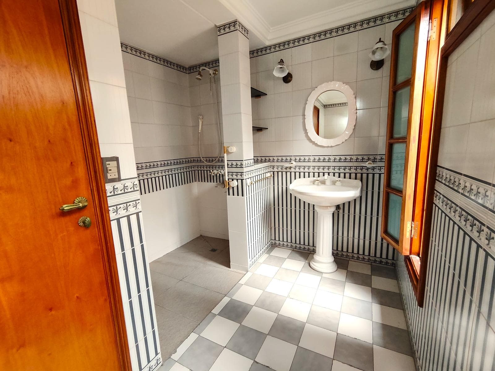Premium House for Sale in Ramos Mejía Norte, with Garden and Pool "QUALIFIES FOR A LOAN"