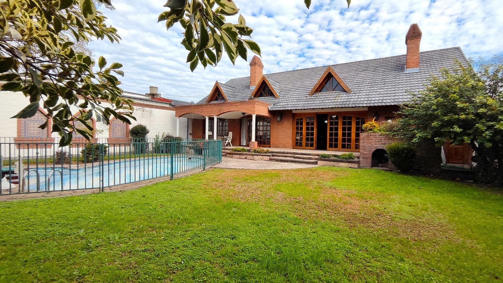 Premium House for Sale in Ramos Mejía Norte, with Garden and Pool "QUALIFIES FOR A LOAN"