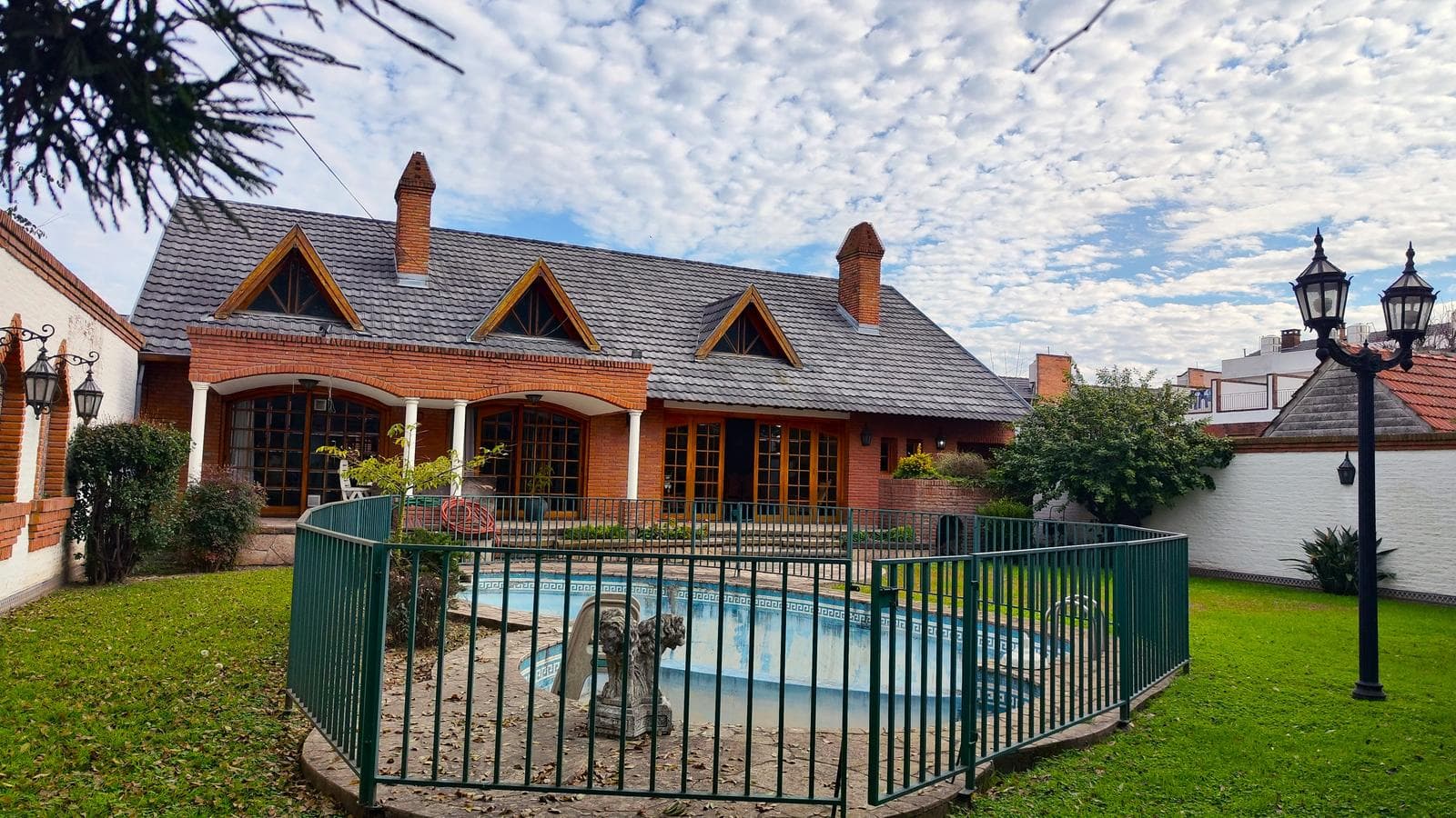 Premium House for Sale in Ramos Mejía Norte, with Garden and Pool "QUALIFIES FOR A LOAN"
