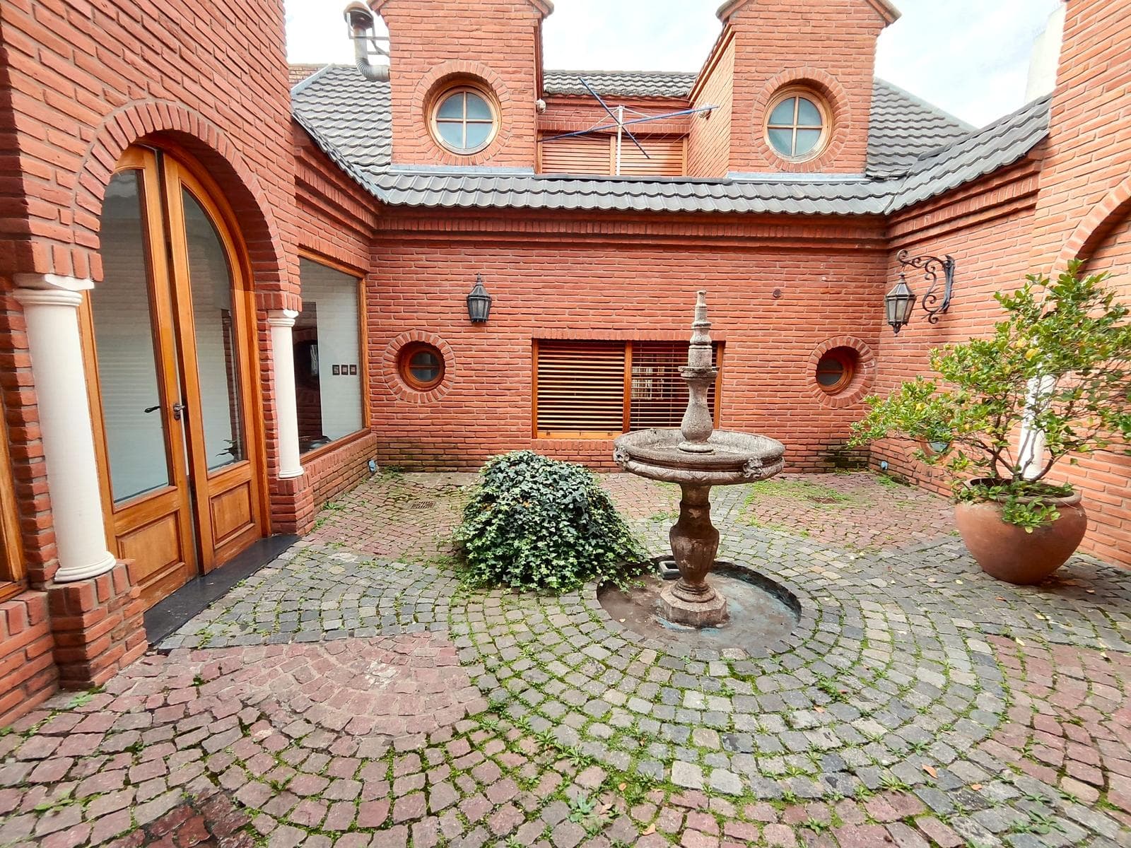 Premium House for Sale in Ramos Mejía Norte, with Garden and Pool "QUALIFIES FOR A LOAN"