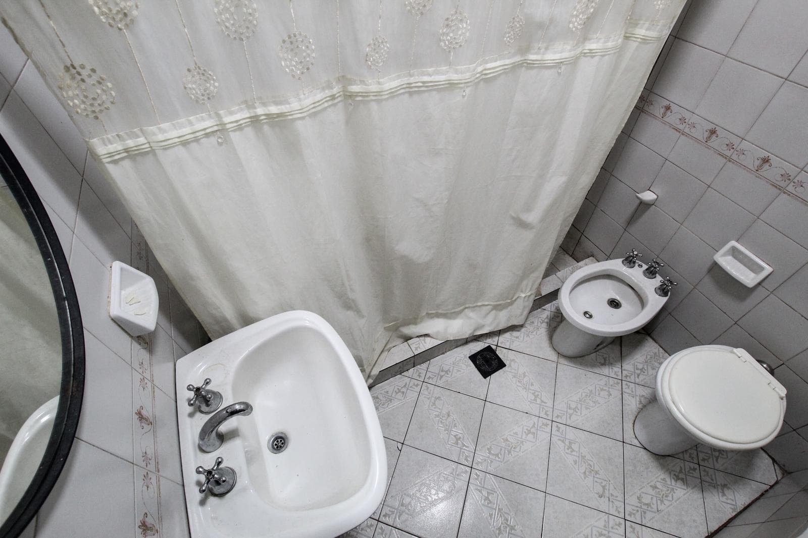 4-room house with garage, for sale, in a great location in Villa del Parque!!