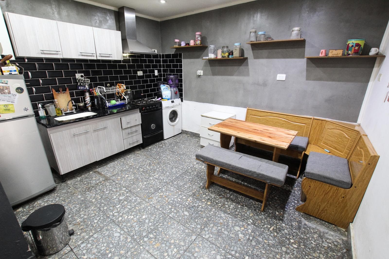 4-room house with garage, for sale, in a great location in Villa del Parque!!