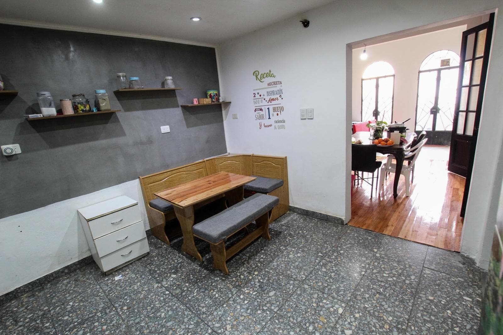 4-room house with garage, for sale, in a great location in Villa del Parque!!
