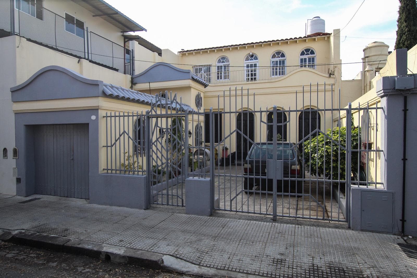 4-room house with garage, for sale, in a great location in Villa del Parque!!
