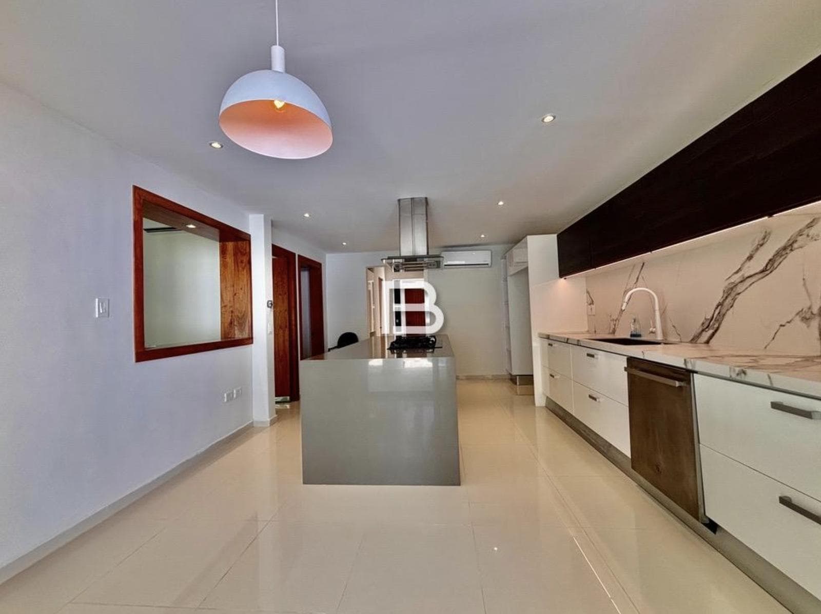 Isla Dorada: House for Rent with a Dock, Unfurnished
