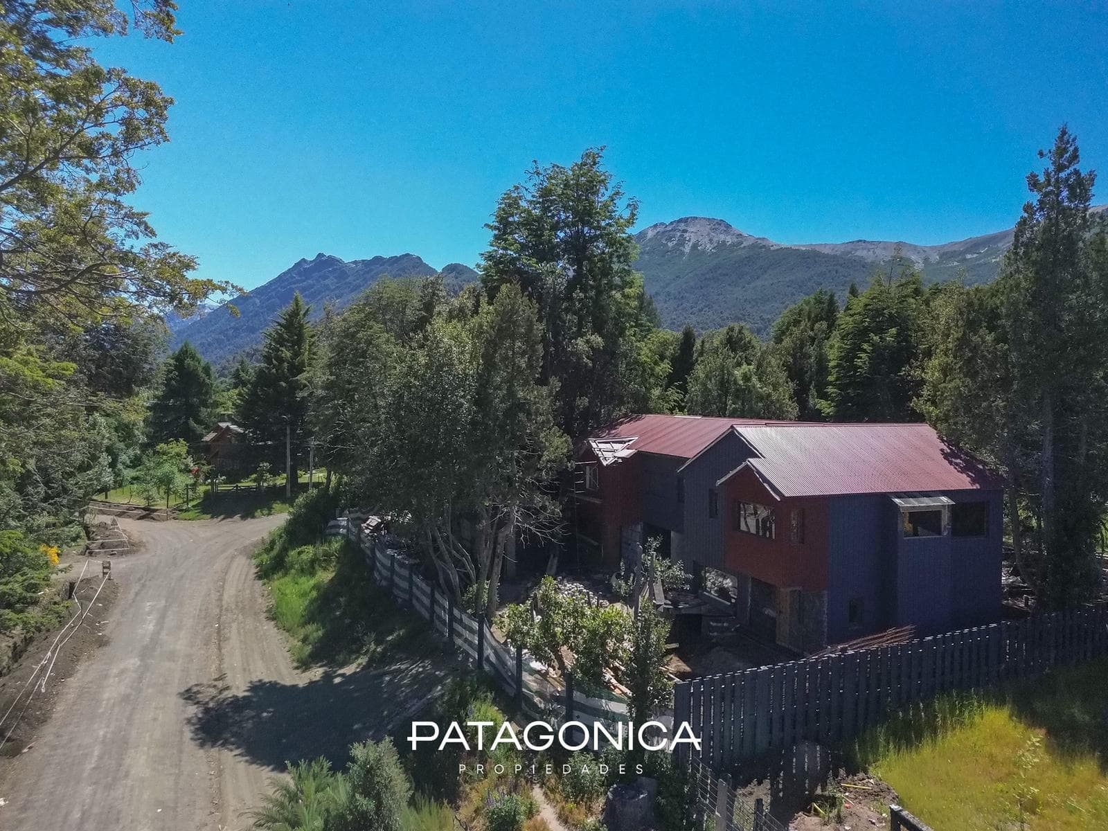 FOR SALE—Brand-new 4-bedroom house on C/Vista al Lago, Villa la Angostura