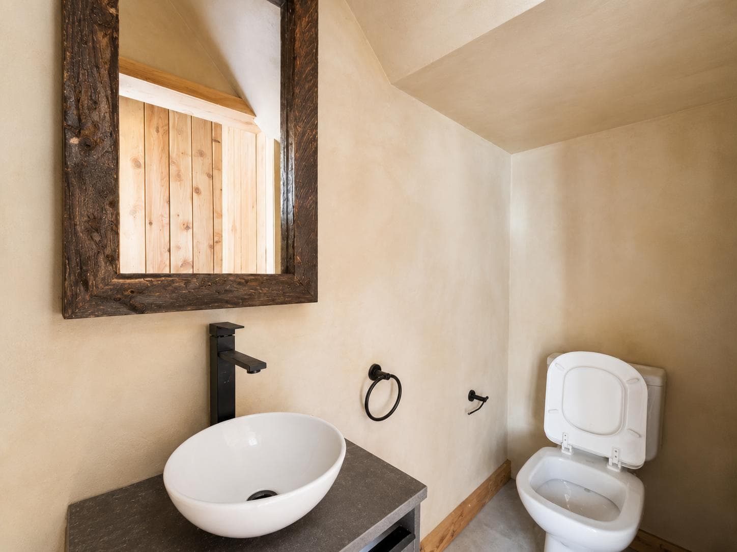 FOR SALE—Brand-new 4-bedroom house on C/Vista al Lago, Villa la Angostura