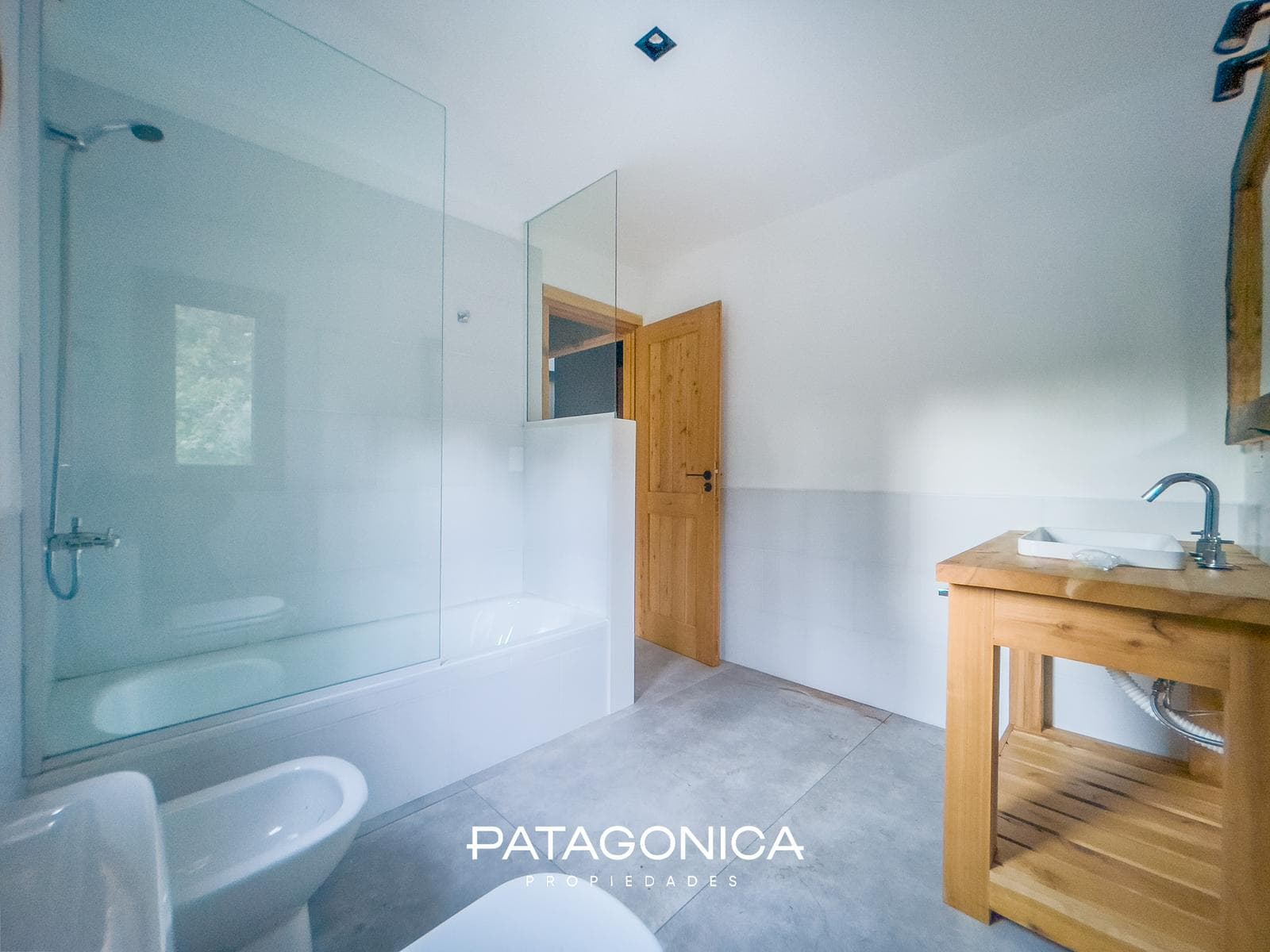 FOR SALE—Brand-new 4-bedroom house on C/Vista al Lago, Villa la Angostura