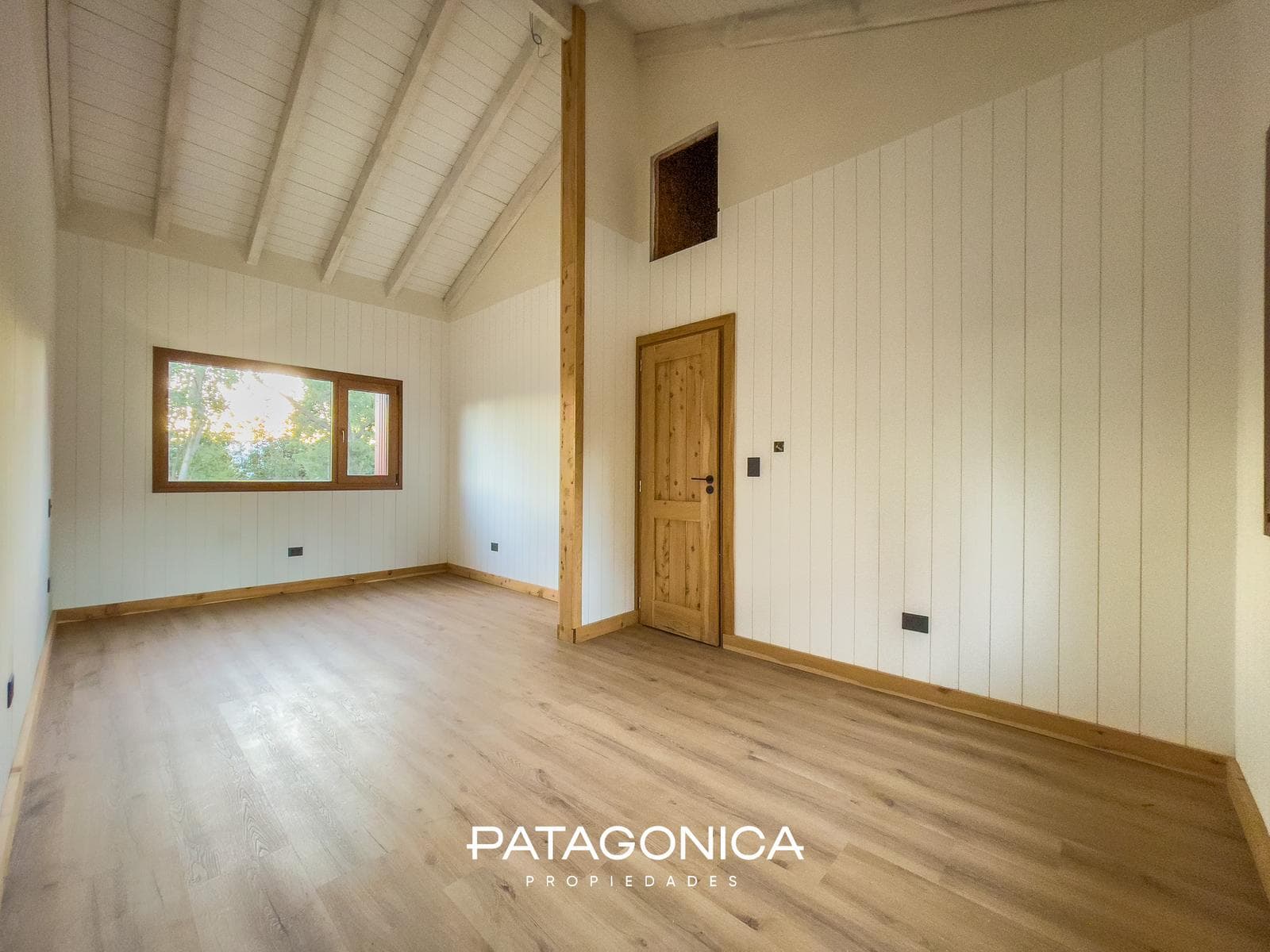 FOR SALE—Brand-new 4-bedroom house on C/Vista al Lago, Villa la Angostura