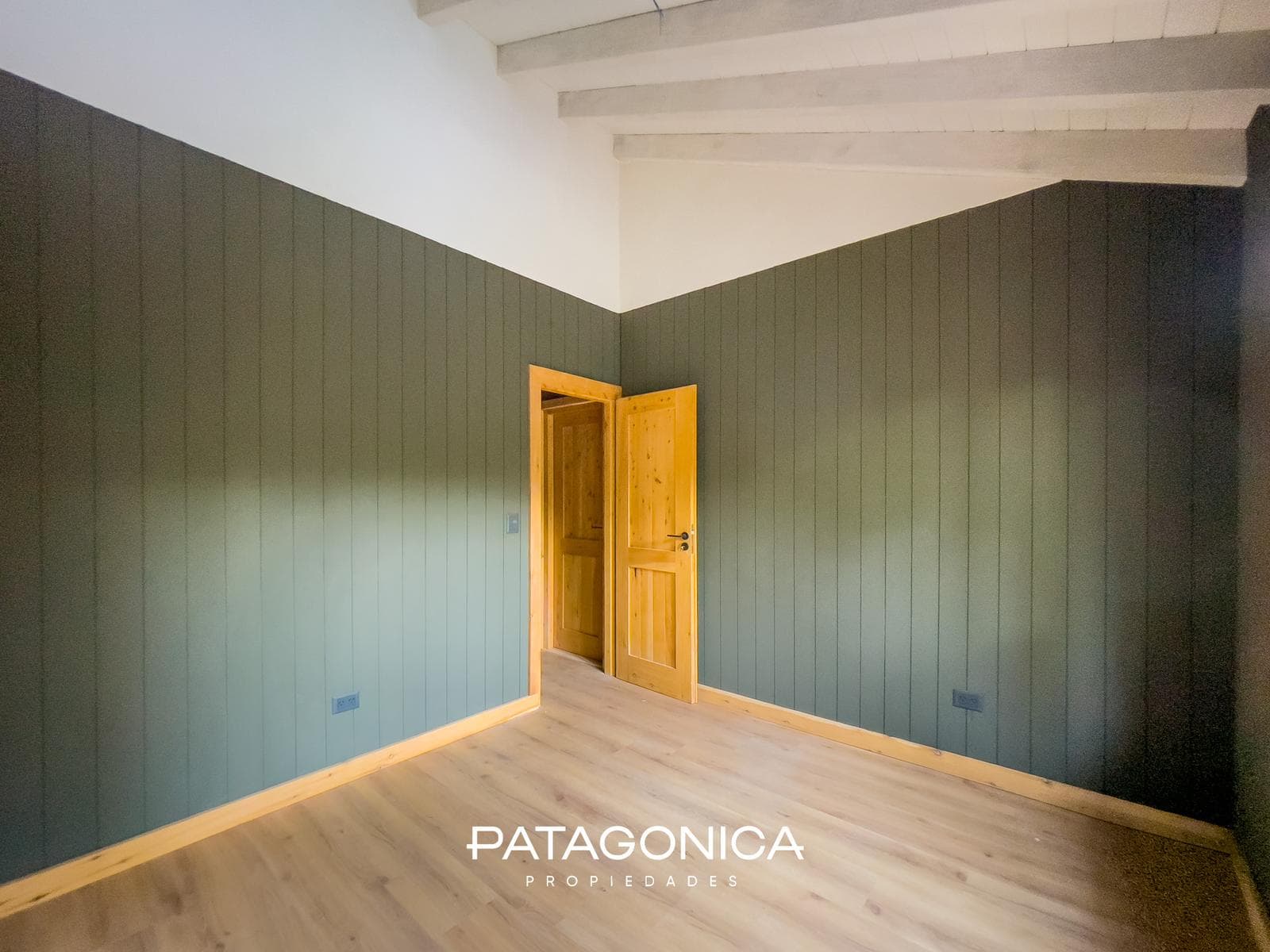 FOR SALE—Brand-new 4-bedroom house on C/Vista al Lago, Villa la Angostura