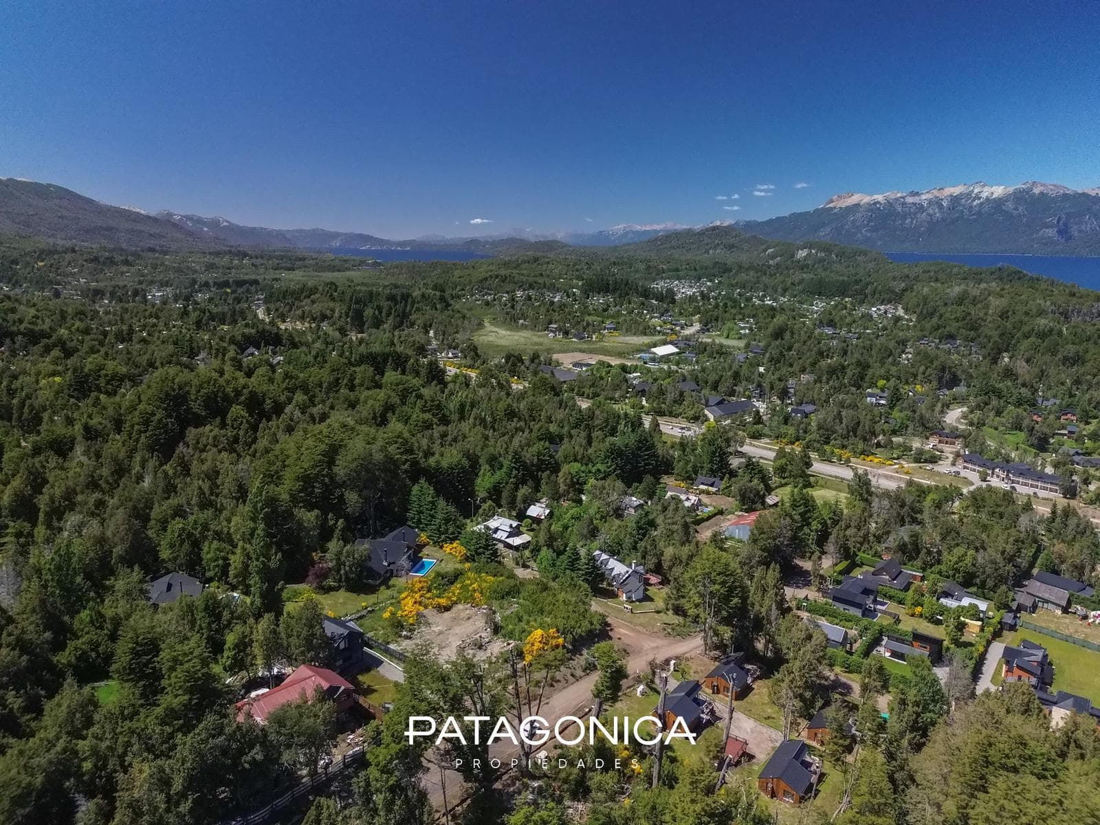 FOR SALE—Brand-new 4-bedroom house on C/Vista al Lago, Villa la Angostura