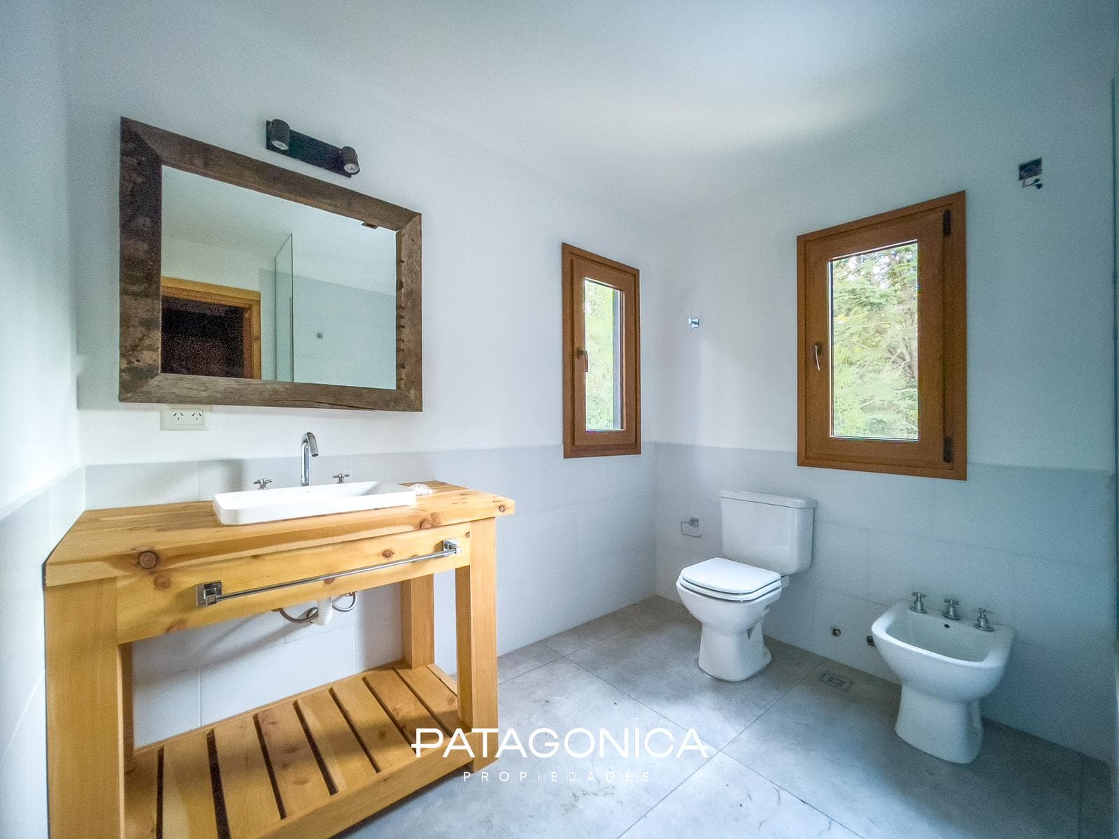 FOR SALE—Brand-new 4-bedroom house on C/Vista al Lago, Villa la Angostura