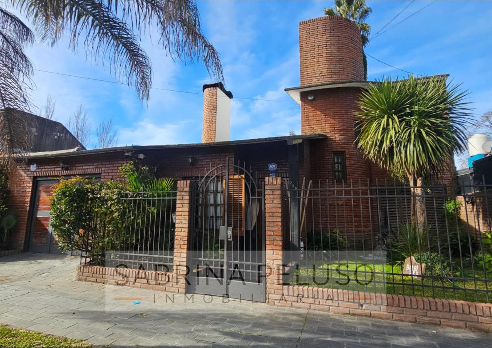 House for SALE located in downtown Moreno