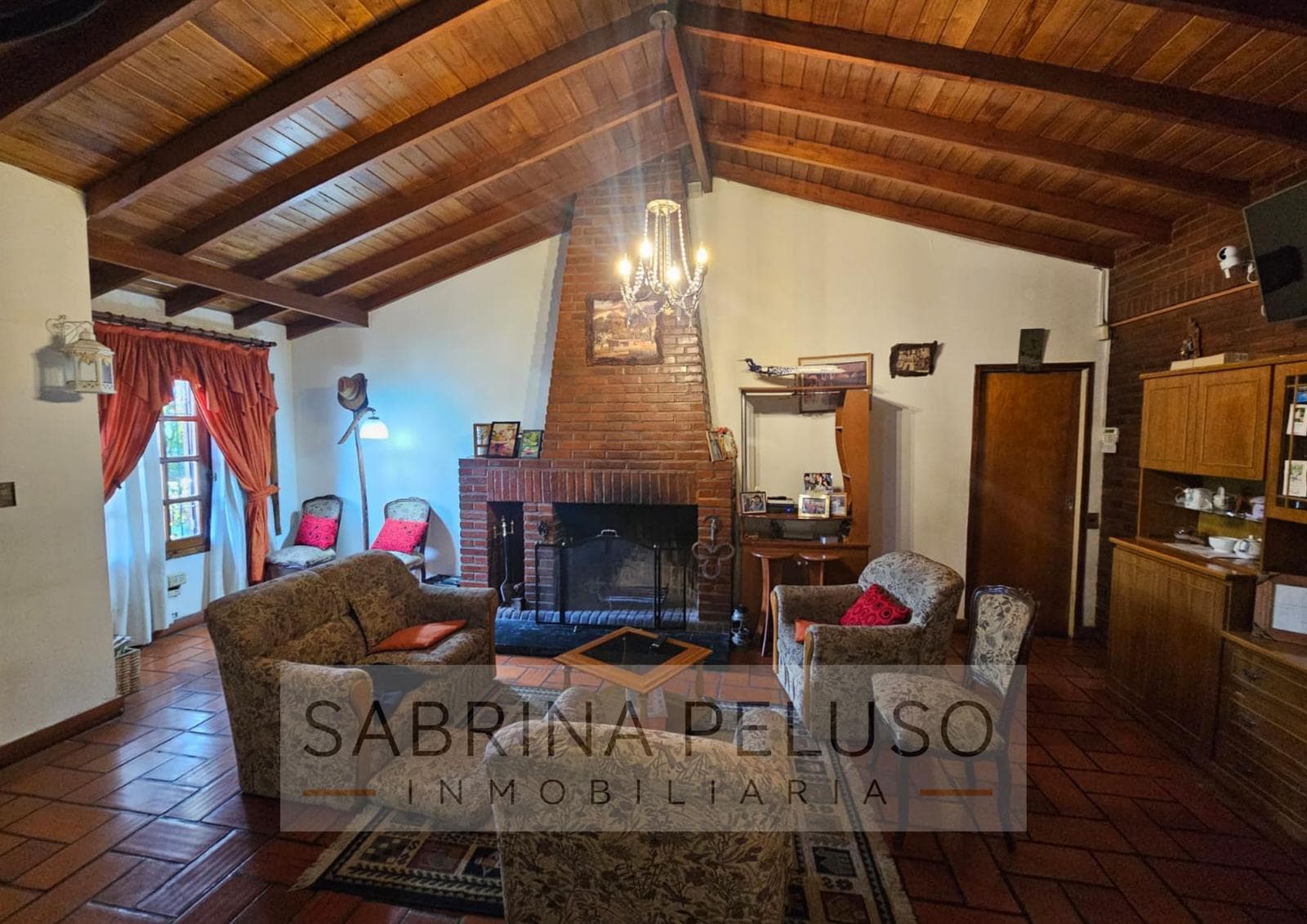 House for SALE located in downtown Moreno
