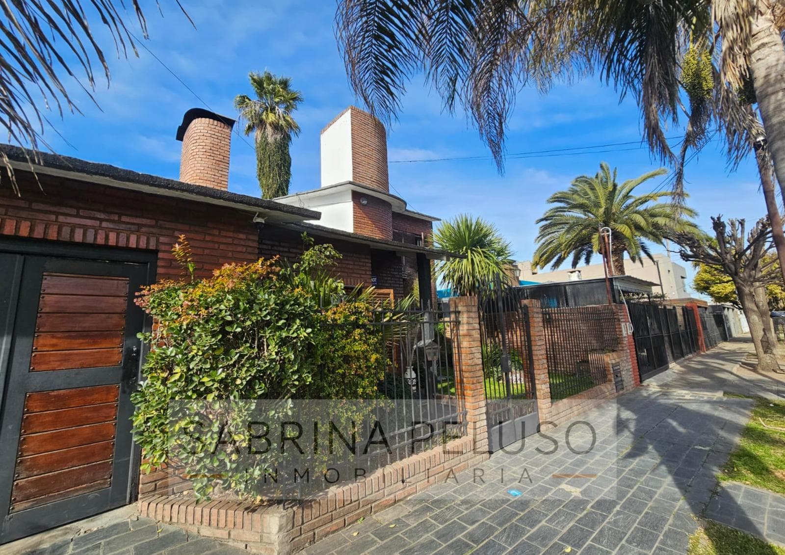 House for SALE located in downtown Moreno