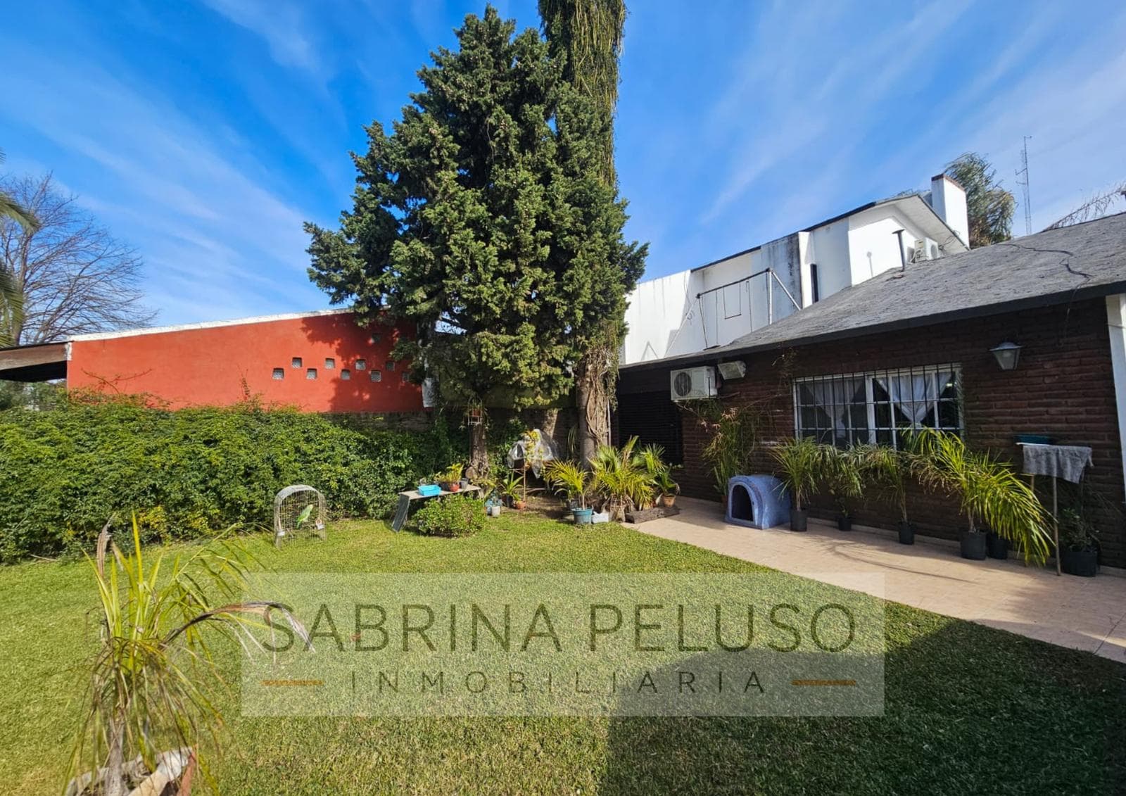 House for SALE located in downtown Moreno