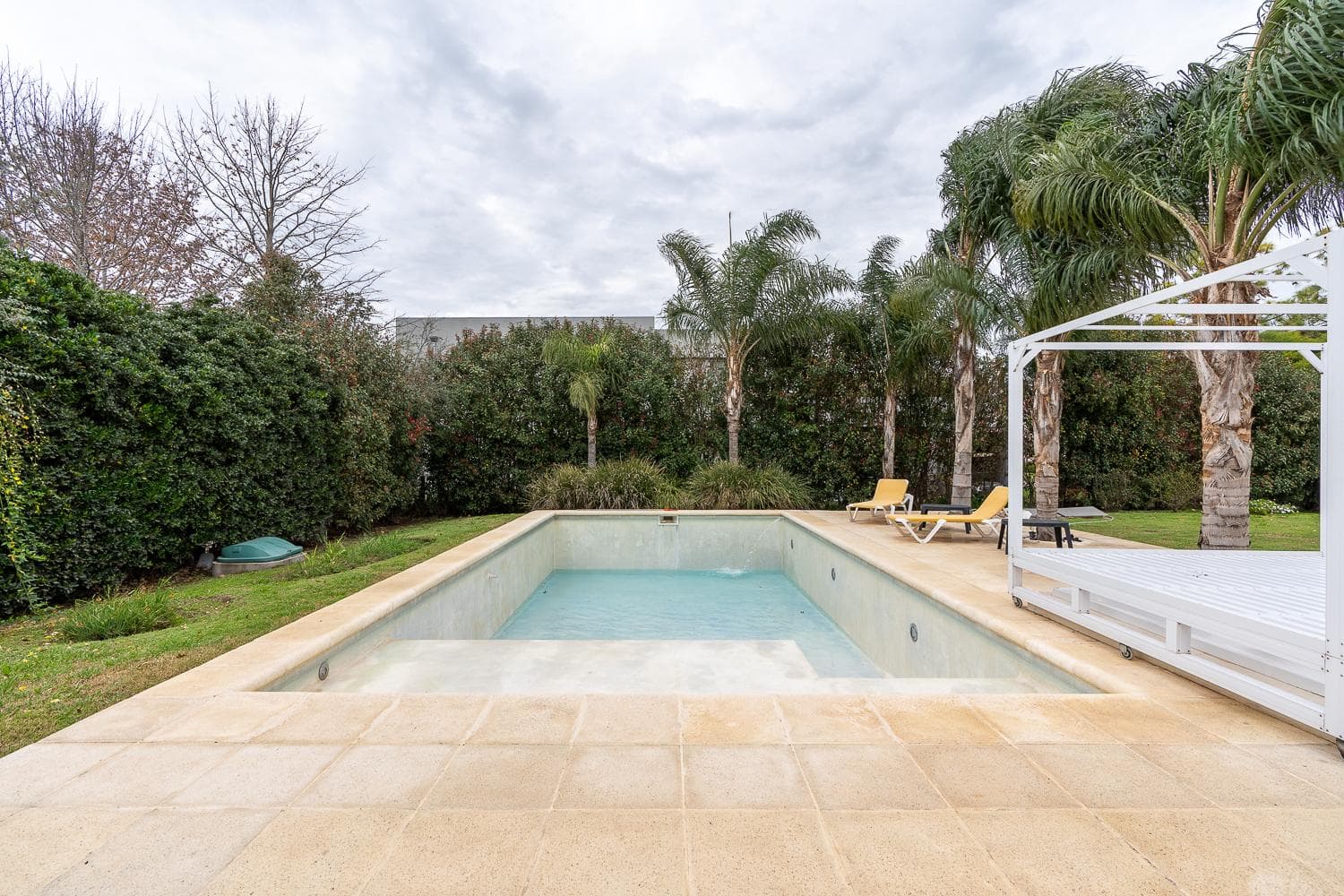 FOR SALE - 4-bedroom house with a pool, barbecue area, and 3 garage spaces - Kentucky Club de Campo, Funes.