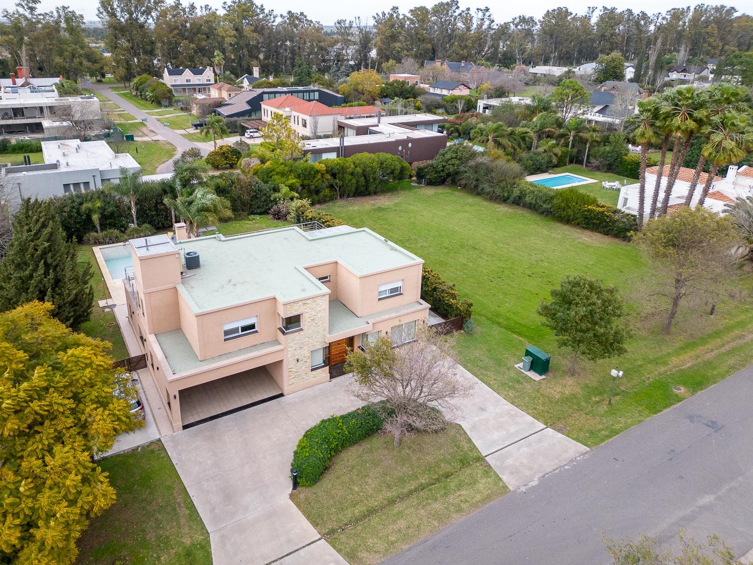 FOR SALE - 4-bedroom house with a pool, barbecue area, and 3 garage spaces - Kentucky Club de Campo, Funes.