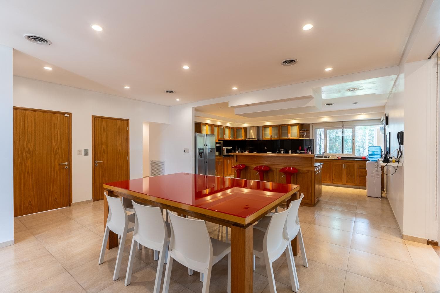 FOR SALE - 4-bedroom house with a pool, barbecue area, and 3 garage spaces - Kentucky Club de Campo, Funes.