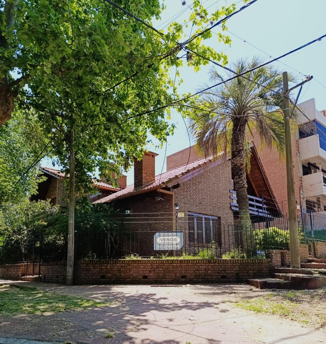 Amplia casa, 2 plantas, 4 habitaciones. En la Florida.