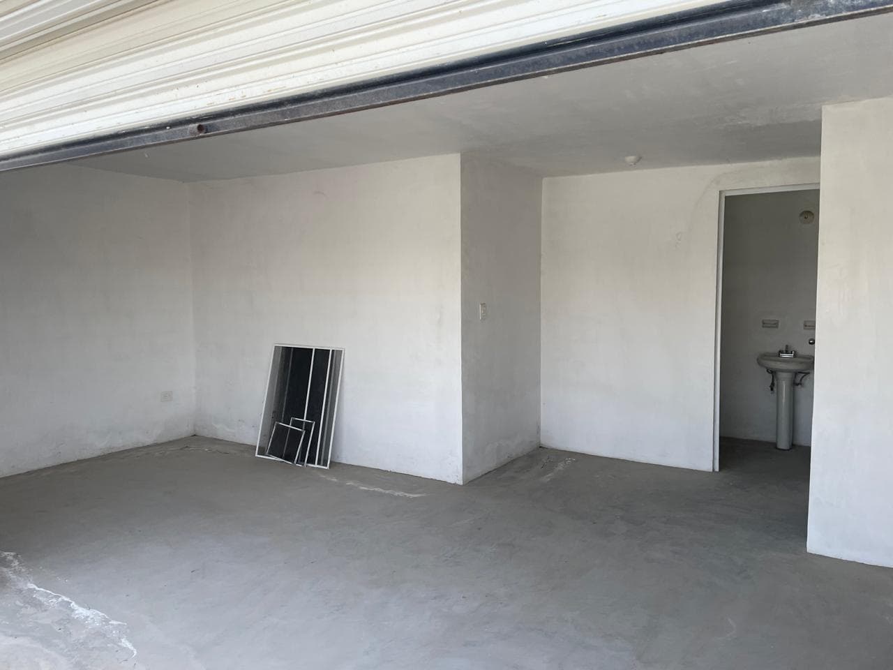 COMMERCIAL SPACE AND 1 UPPER-FLOOR APARTMENT FOR SALE IN JUÁREZ, N.L.