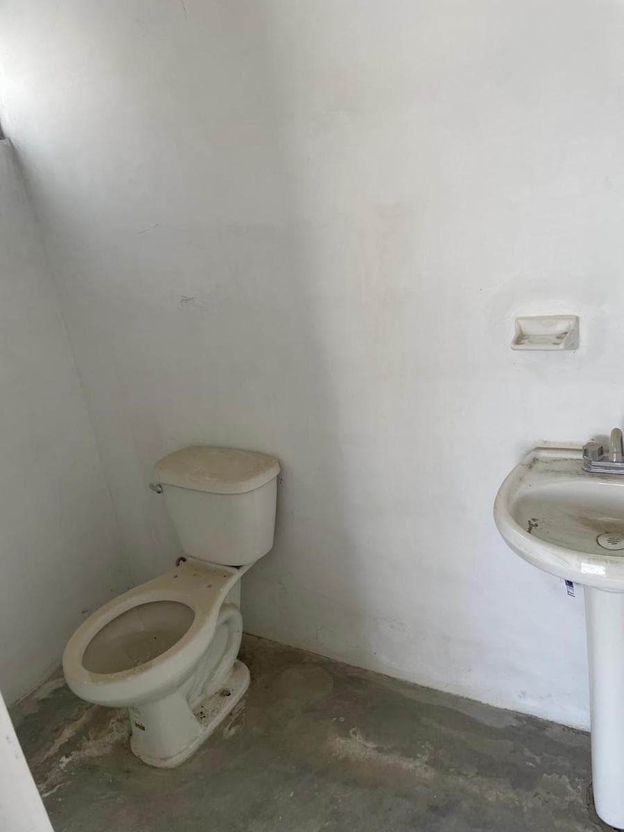 COMMERCIAL SPACE AND 1 UPPER-FLOOR APARTMENT FOR SALE IN JUÁREZ, N.L.