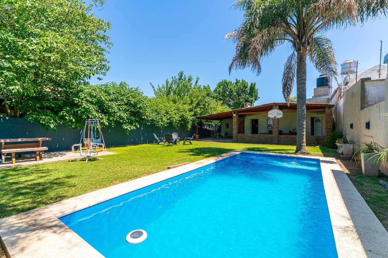 FOR SALE - 2-bedroom house with barbecue area and pool - Villa Elvira neighborhood, Timbúes, San Lorenzo.