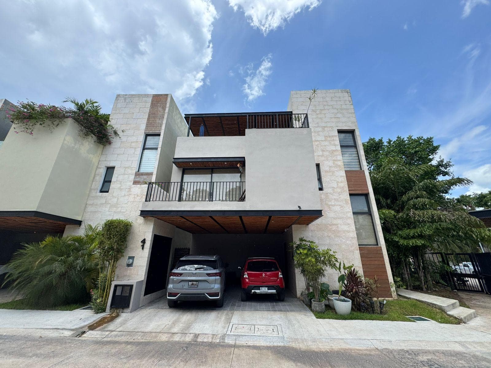4-BEDROOM HOUSE FOR SALE, 6 MINUTES FROM THE BEACH