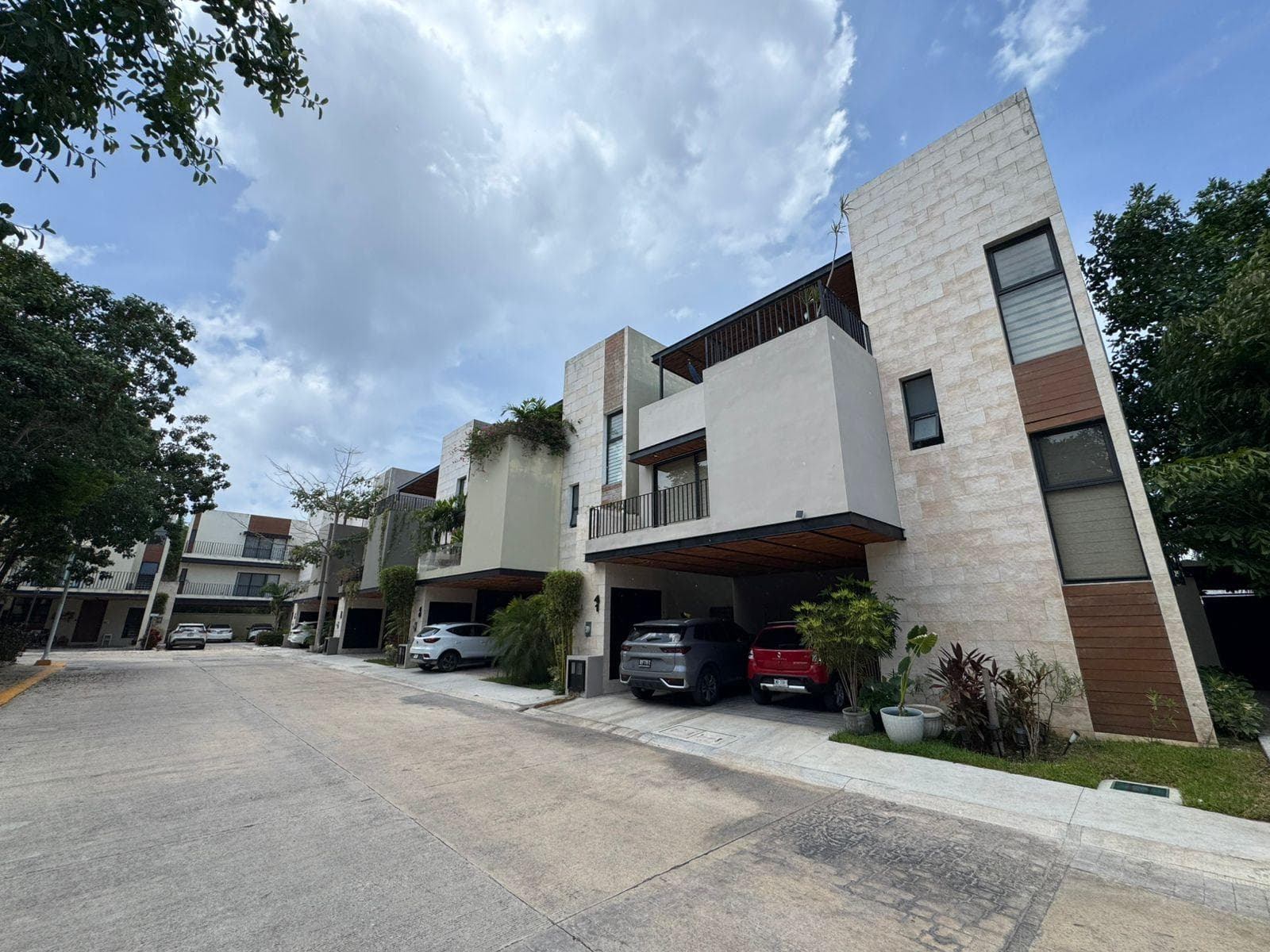 4-BEDROOM HOUSE FOR SALE, 6 MINUTES FROM THE BEACH