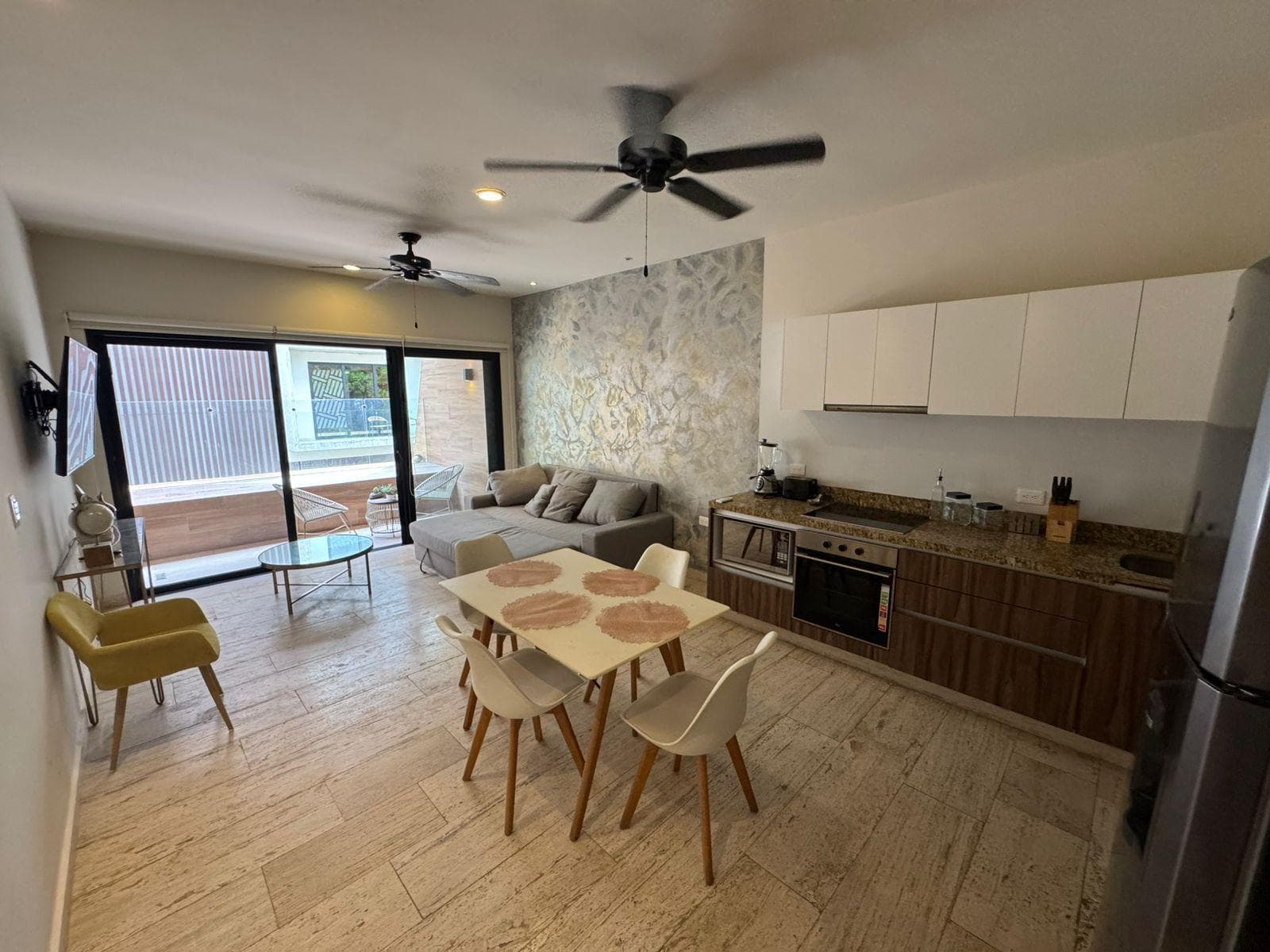 1-BEDROOM APARTMENT ONE BLOCK FROM 5TH AVENUE IN PLAYA DEL CARMEN
