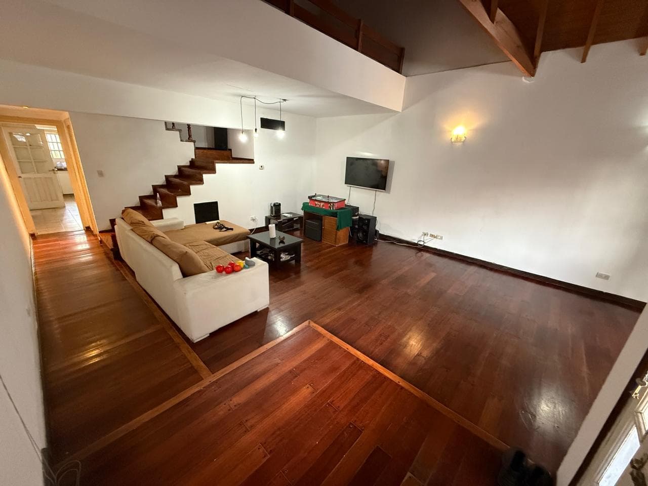 4-ROOM HOUSE FOR SALE IN DOWNTOWN QUILMES WITH A COURTYARD AND SWIMMING POOL