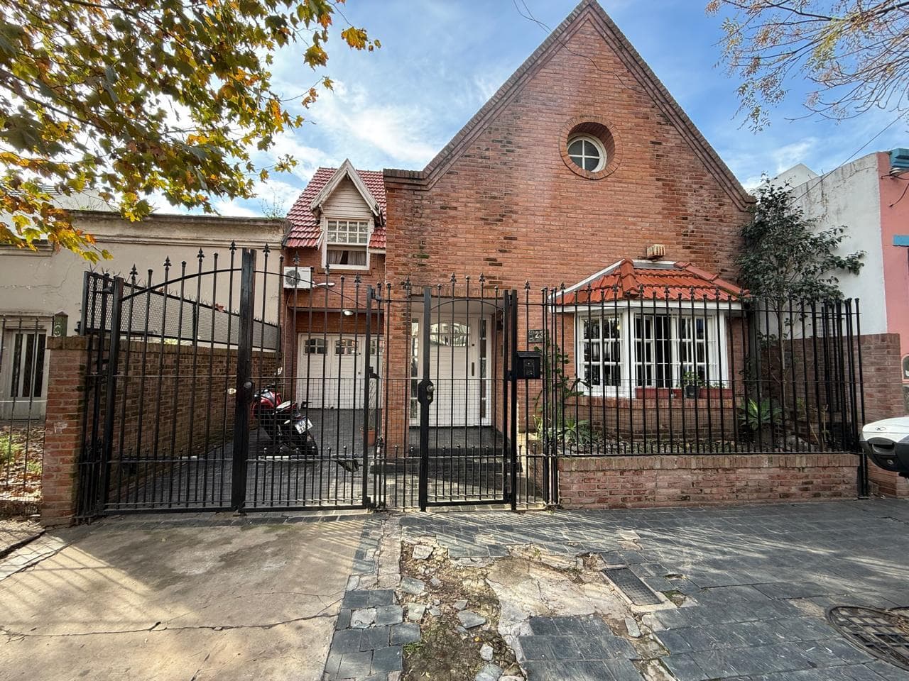 4-ROOM HOUSE FOR SALE IN DOWNTOWN QUILMES WITH A COURTYARD AND SWIMMING POOL