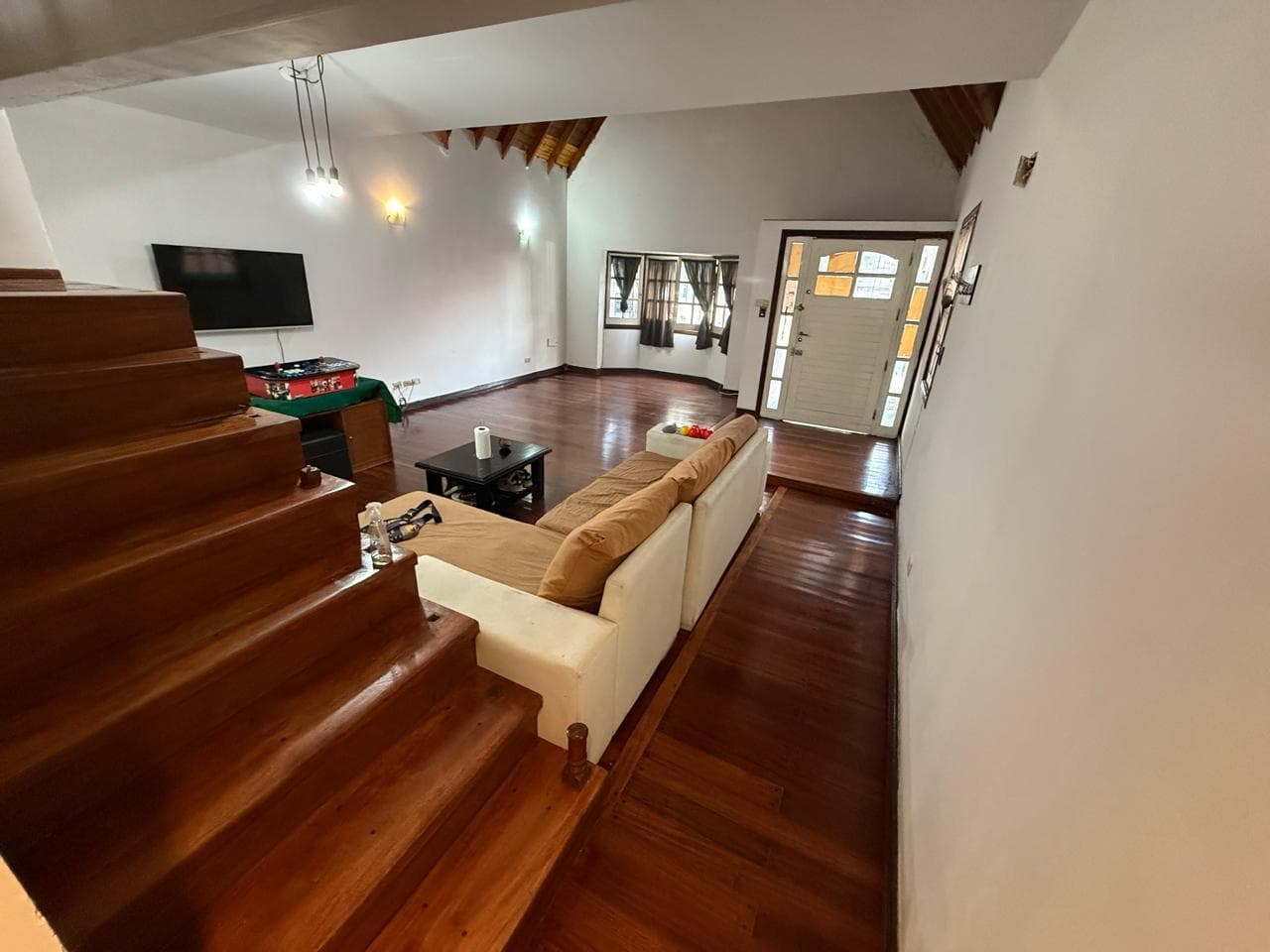 4-ROOM HOUSE FOR SALE IN DOWNTOWN QUILMES WITH A COURTYARD AND SWIMMING POOL