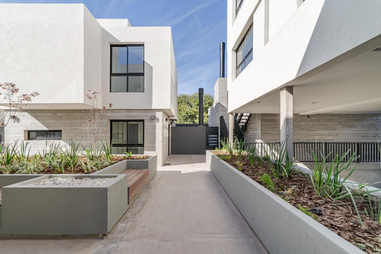 BRAND-NEW, FULLY FURNISHED DUPLEX