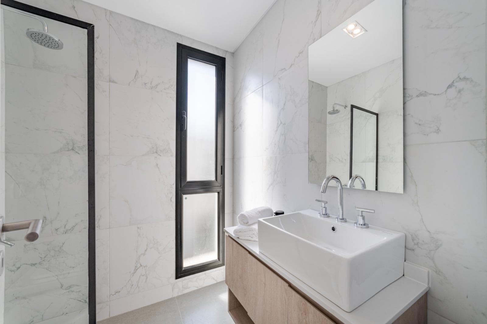 BRAND-NEW, FULLY FURNISHED DUPLEX